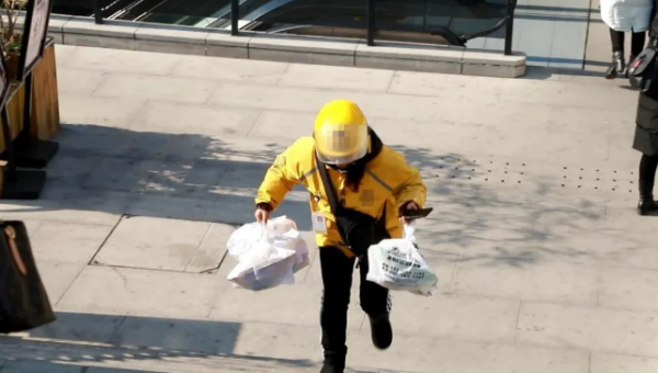 美团外卖小哥三问王兴你怎么看